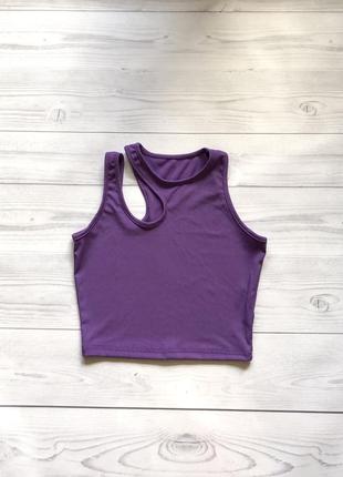 Топ у рубчик із вирізом на плечі