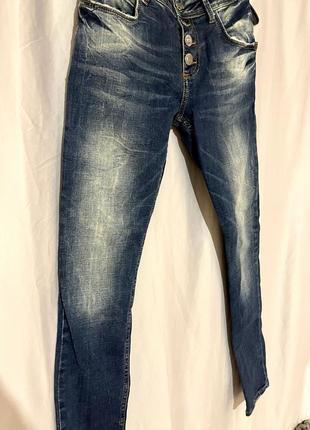 Женские джинсы philipp plein синие с потертостями5 фото