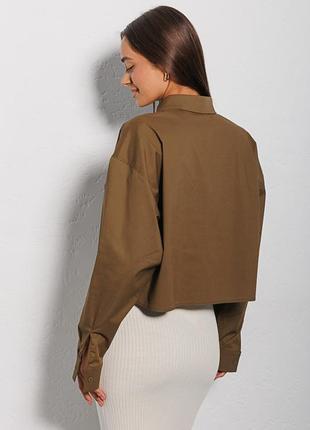 Укорочена жіноча сорочка кольору хакі з кишенею на грудях7 фото