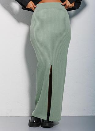Длинная вязаная юбка фисташковая с разрезом спереди5 фото