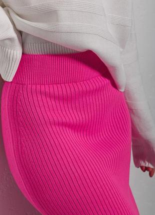 Длинная вязаная юбка розовая с разрезом спереди3 фото