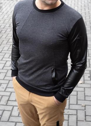 Серый мужской свитшот с кожаными рукавами5 фото