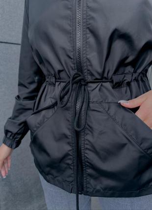 Стильная крутая курточка ветровка лёгкая свободная оверсайз приталенная на кулиске с капюшоном бежевая мокко коричневая черная хаки плащ дождевик8 фото