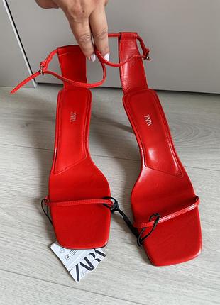 Кожаные босоножки zara