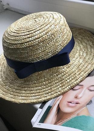 Солом'яний капелюх канотьє з темно-синьою стрічкою