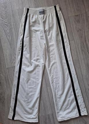 Белые летние брюки с лампасами1 фото