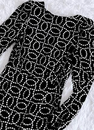 Стильное платье h&m в черно-белых цепочках с открытой спинкой8 фото
