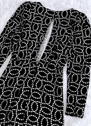 Стильное платье h&m в черно-белых цепочках с открытой спинкой5 фото