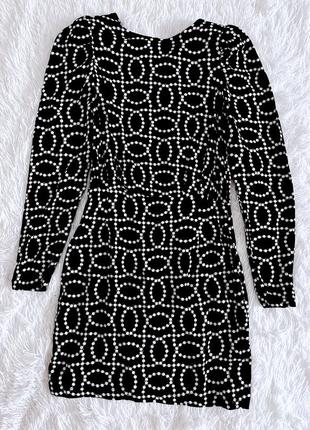 Стильное платье h&m в черно-белых цепочках с открытой спинкой3 фото