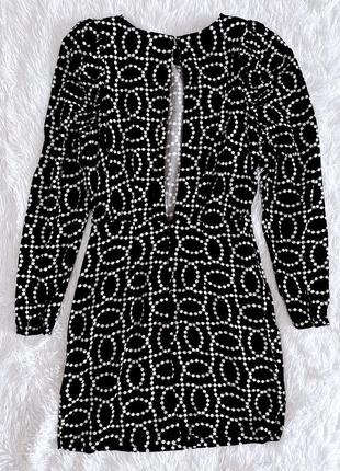 Стильное платье h&m в черно-белых цепочках с открытой спинкой6 фото