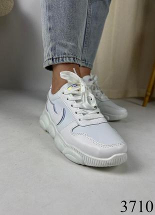 Белые кроссовки с блестящими вставками