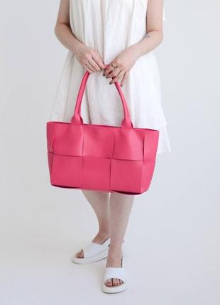 Яркая вместительна сумка розовая шикарная bottega veneta4 фото