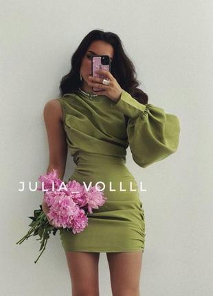 Платье на один рукав с драпировкой prettylittlething plt