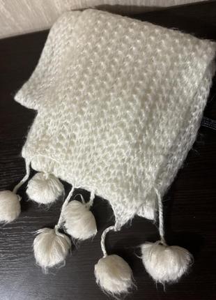 Белый зимний вязанный шарф с бубенчиками1 фото