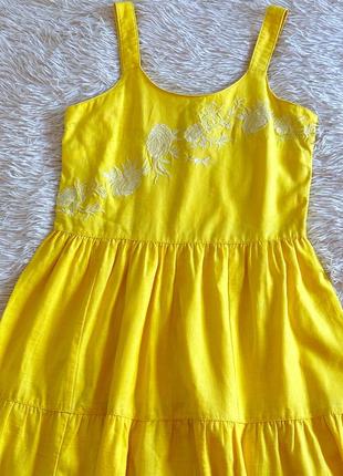 Желтое платье next из натуральных тканей с вышивкой4 фото
