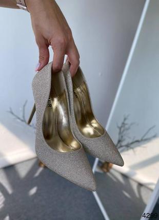 Туфли лодочки на шпильке с блестками золото5 фото