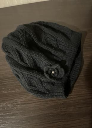 Зимняя женская шапка двойная теплая с красивым узором универсальная черная цветочная1 фото