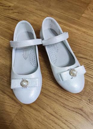 Нові дитячі туфлі для дівчаток
