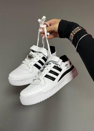 Женские кроссовки белые с черным adidas forum “white / black logo”