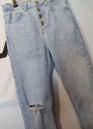 Новые, без бумажной бирки, стрейчевые фирменные джинсы с рваной коленкой8 фото