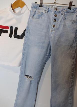 Новые, без бумажной бирки, стрейчевые фирменные джинсы с рваной коленкой7 фото