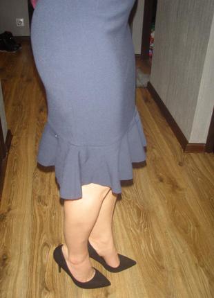 Стильная темно-синяя миди юбка-годе с оборкой по низу2 фото