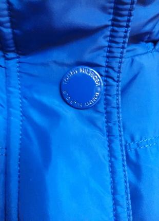 Синя яскрава куртка подовжена пуховик tommy hilfiger раз.40-l ( пог до 54 см)3 фото