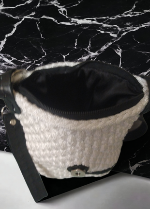 Вязаная мини сумочка черно-белого цвета.6 фото