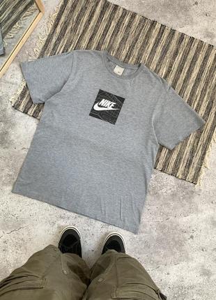 Vintage nike air max y2k tee винтаж мужская серая футболка найк еир макс в стиле авангард свуш бег лого по центру оригинал размер l1 фото