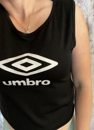 Стильна вкорочена фірмова жіноча футболка топ umbro m7 фото