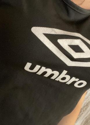 Стильна вкорочена фірмова жіноча футболка топ umbro m3 фото