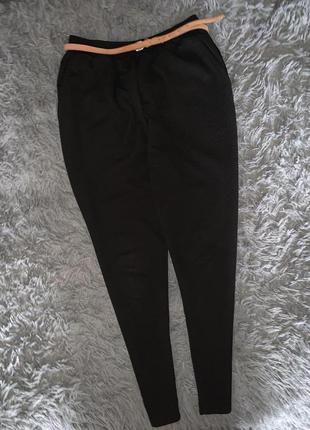 Стильные чёрные женские узкие брюки  monki в рубчик