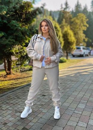 Стильный прогулочный брючный костюм-двойка