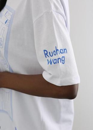 Нова трендова футболка zara з принтом ruohan wang. білосніжна, стильна і дуже якісна.5 фото