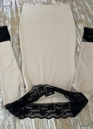 Стильное бежевое нюдовое пудровое резиновое коктейльное стрейчевое платье с черным кружевом s m5 фото