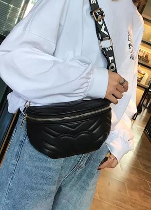 Компактная сумочка с широким ремешком
