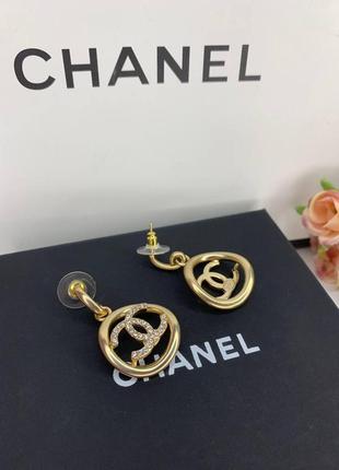 Интересный дизайн / серьги позолота с логотипом с цирконами, люкс качество!