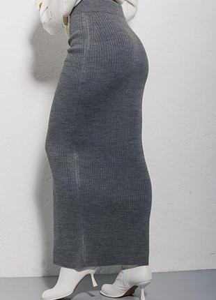 Женская вязаная юбка в рубчик с разрезом спереди6 фото