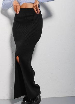 Женская вязаная юбка в рубчик с разрезом спереди4 фото