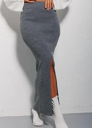 Женская вязаная юбка в рубчик с разрезом спереди5 фото