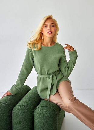 Женский вязаный трикотажный однотонный джемпер с поясом оливкового цвета. модель 2433 trikobakh
