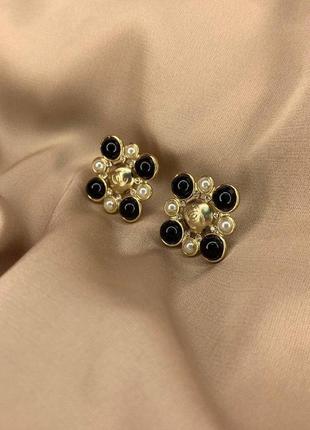 Брендові сережки гвоздик із логотипом позолота квадрат перлів