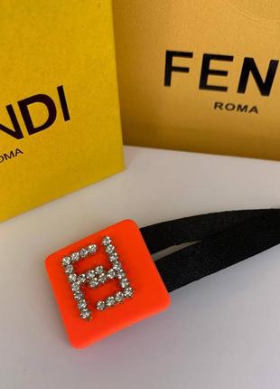 Заколка-лапка для волос фенди fendi оранжевая с логотипом из страз