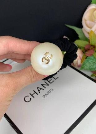 Брендовая резинка для волос с жемчужным шариком