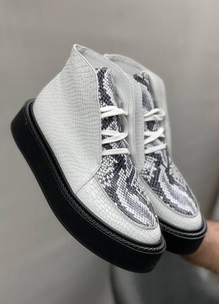 Белые ботинки из натуральной кожи с тиснением под рептилию цвет по выбору