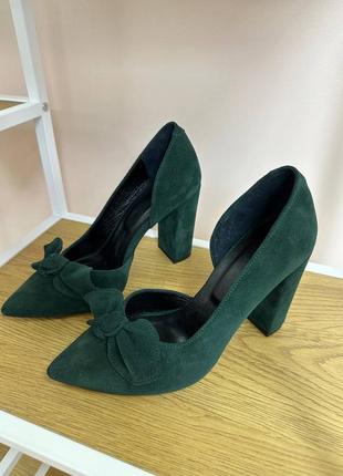 Зелені замшеві туфлі човники з бантиком кольору пляшка2 фото