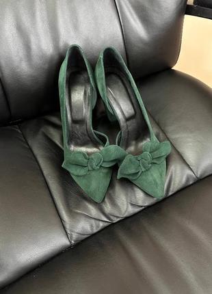 Зеленые замшевые туфли лодочки с бантиком цвета бутылка5 фото