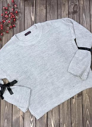 Женский свитер с ленточками
