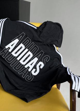 Жіноча вітровка adidas essentials hc91604 фото