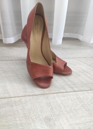 Кожаные босоножки с открытым носком р. 37-38